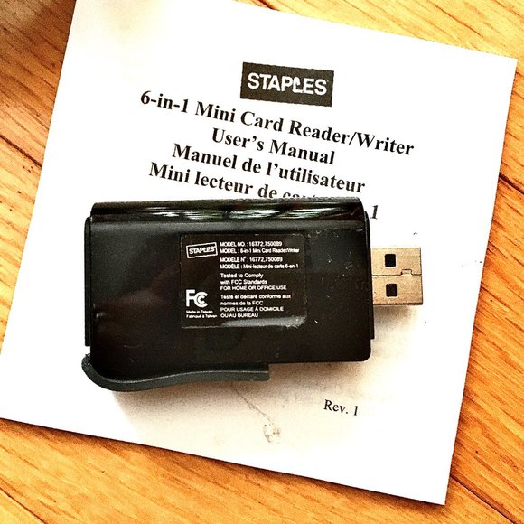 Staples Relay 6-in-1 Memory Card Reader - Picture 5 of 15